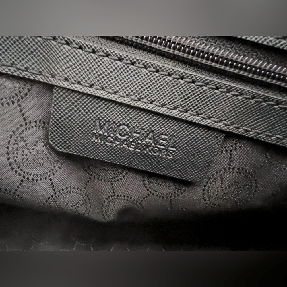 Michael Kors Medium Selma in Black with gold hardware - Picture 13 of 14